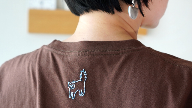 【手刺繍】ロンT登場！やんのかニャンコTシャツ – 背中で語る白T / 猫モチーフ・ユニセックス