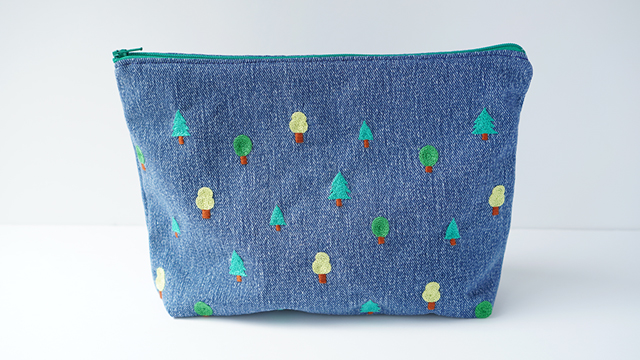 【 手刺繍 】デニムポーチ ( 木 )