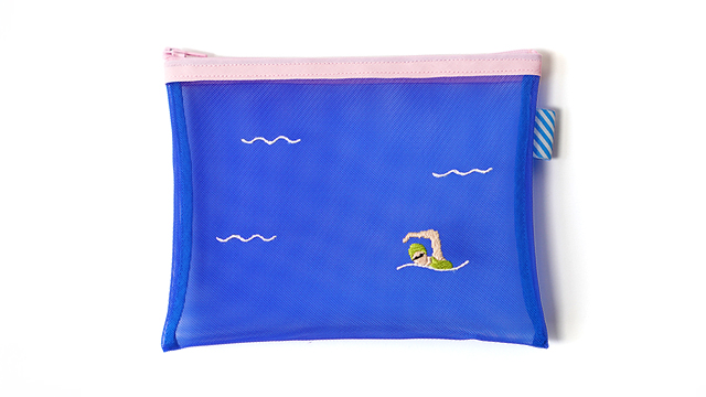 中身が見える！手刺繍フラットメッシュポーチ – 波とクロール（A6対応／青×ペールピンク）