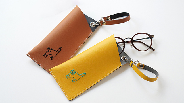 【手刺繍】やんのかニャンコ｜バイカラー合皮のメガネケース ストラップ付き