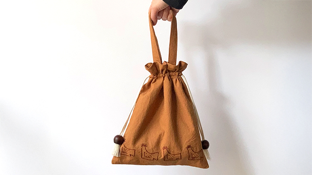 【 手刺繍 】巾着 バッグ (鳥) / 北欧 / ぺたんこ / A4 /シンプル / 軽量 / かわいい